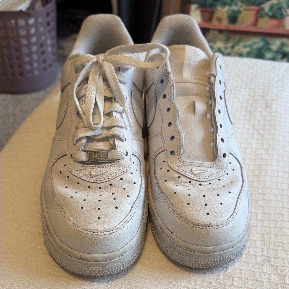 Nike White Leather Sneakers size:6 needs shoelace